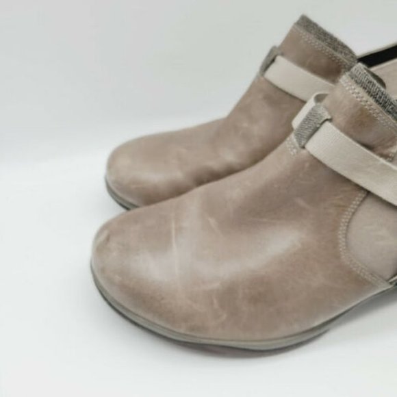 Merrell Women's Tan Heels - Picture 1 of 7